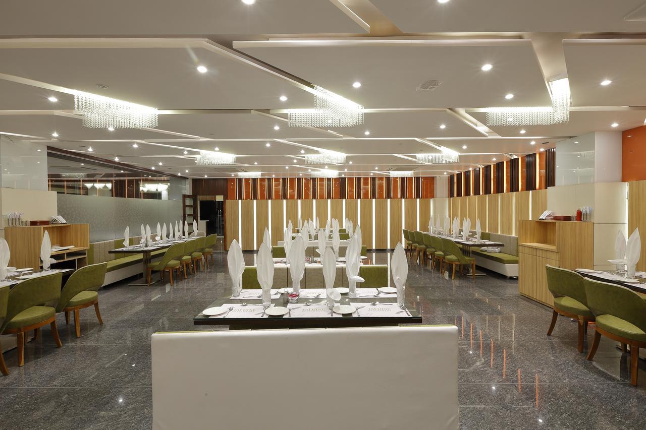 Hotel Luxura Godhra Quarto foto
