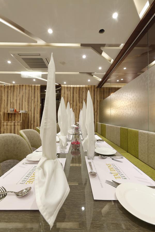 Hotel Luxura Godhra Quarto foto